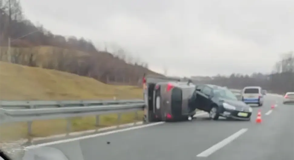 Несрећа на ауто-путу 9. јануар, аутомобил завршио на боку