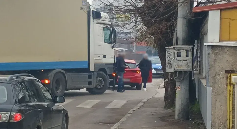 Бањалука: Удес на улазу у пијацу, саобраћај потпуно блокиран