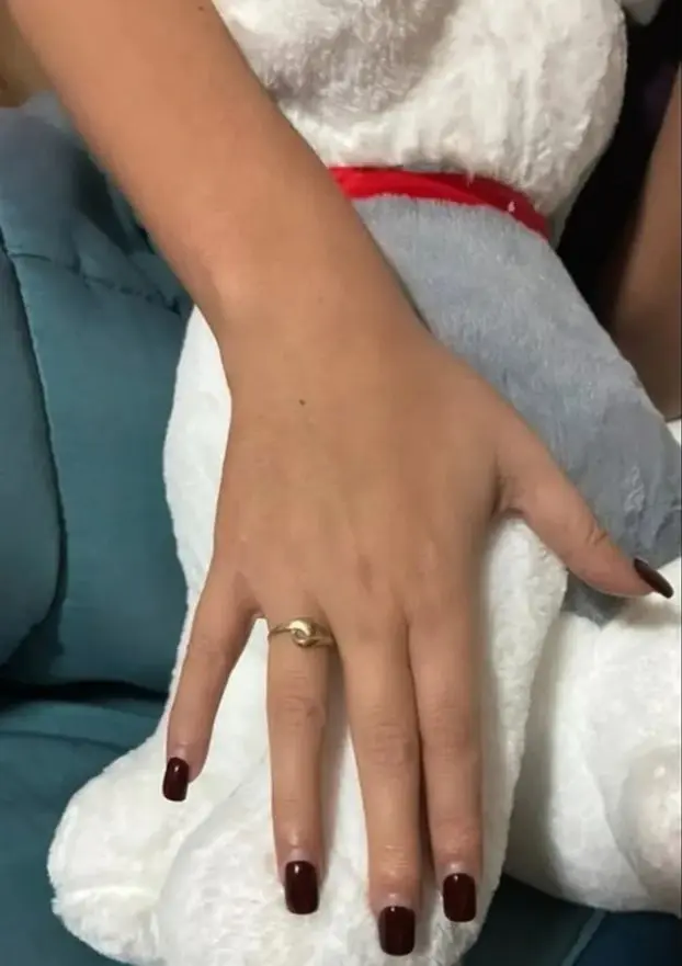 Ава Карабатић показала вјеренички прстен