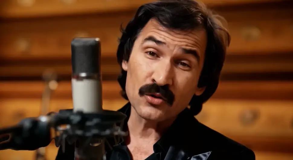 Мишо Ковач у АИ верзији појављује се у споту за пјесму "Остала си увијек иста"