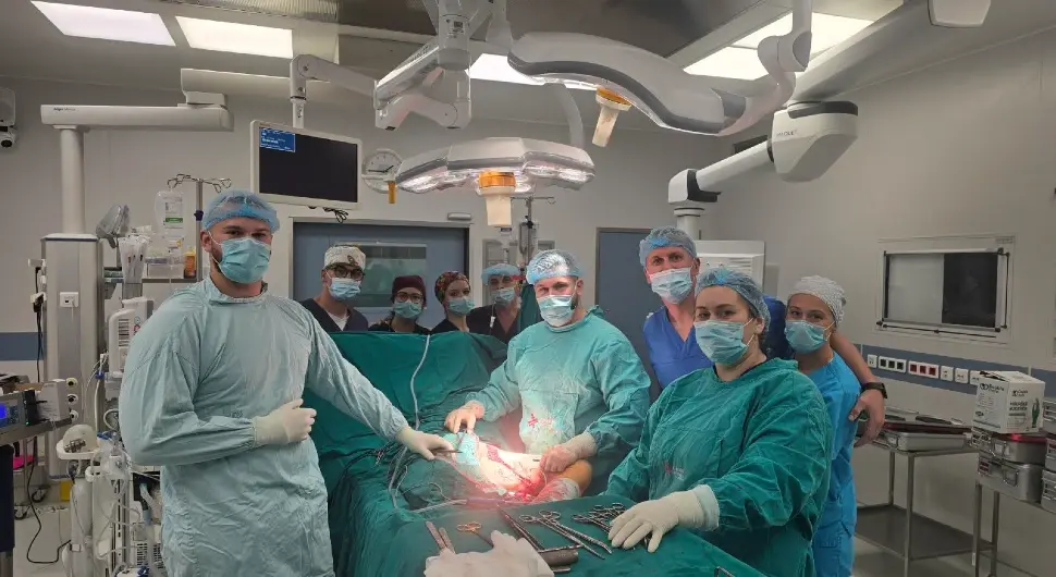 УКЦ Српске: Успјешно изведен сложен захват уклањања тумора наткољенице