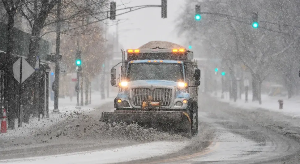 Проблеми у САД-у: Отказано стотине летова због јаког снијега