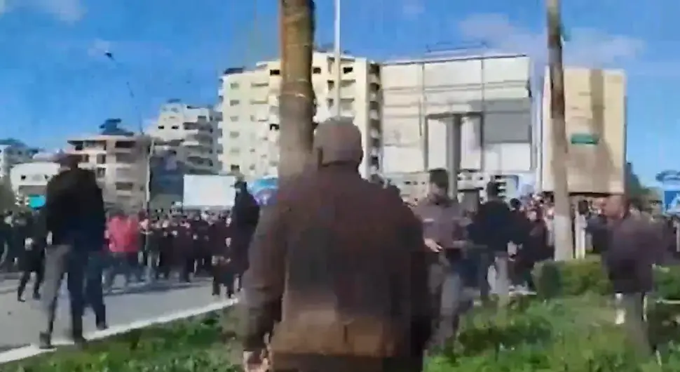 Потпуни хаос у Сирији: Власти отвориле ватру на демонстранте, најмање двоје мртвих