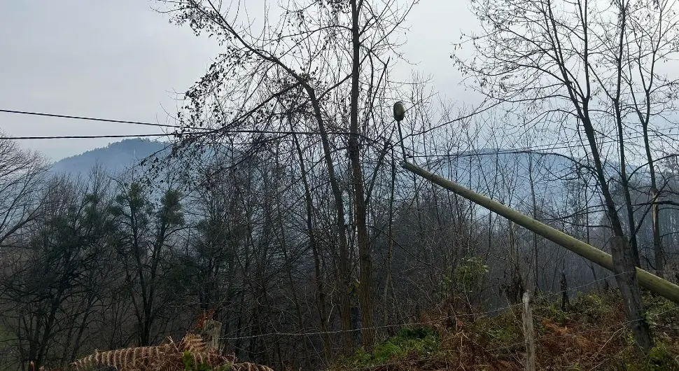 Мјештани огорчени: Срушена расвјета у Буквалеку, надлежни не реагују