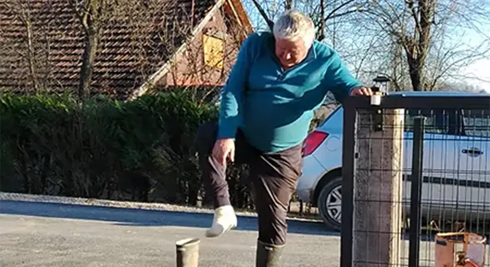 Мјештанин Челинца постао хит на интернету: Изуо чизме како би закорачио на нови асфалт