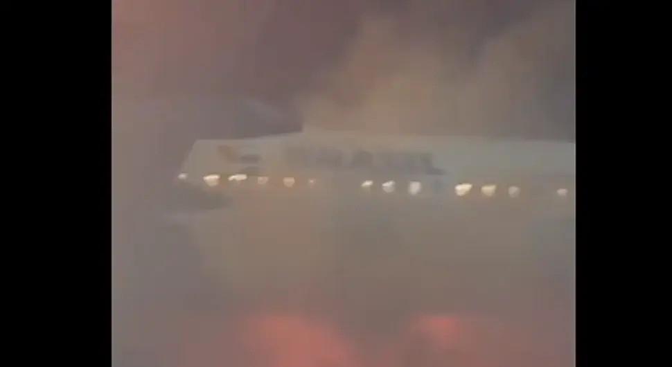 Запалио се авион на аеродрому