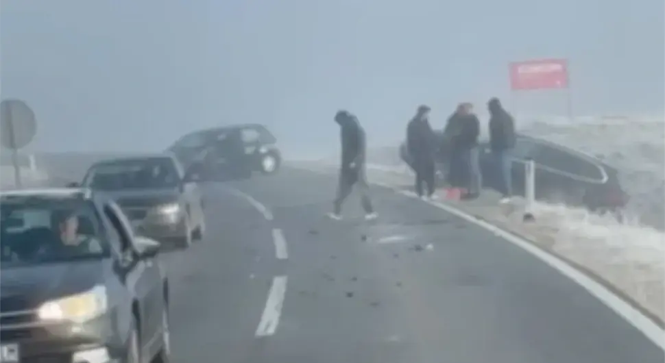 Лед направио хаос на Купресу: Слетјело више возила