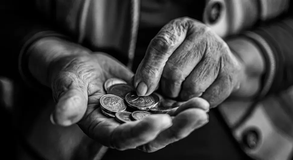 Старац броји паре