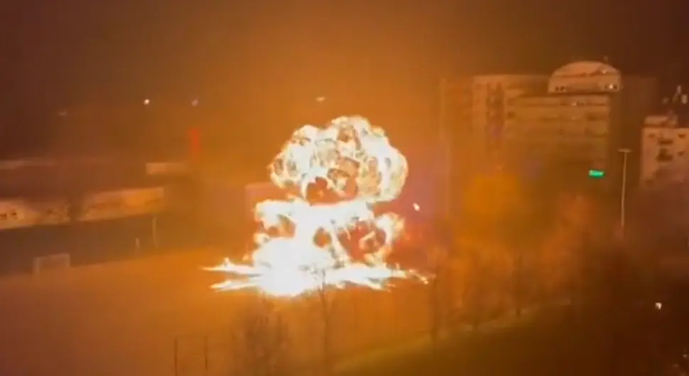 Снажна експлозија у дворишту школе