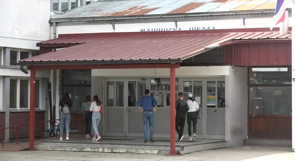 Средњошколцима "напорно" сједити 45 минута: Траже скраћење часа