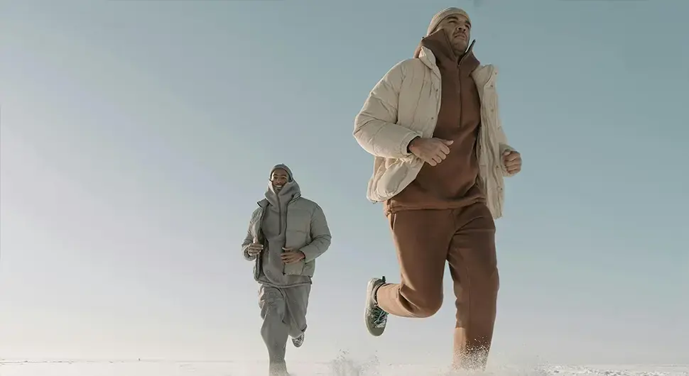 Два момка трче по снијегу