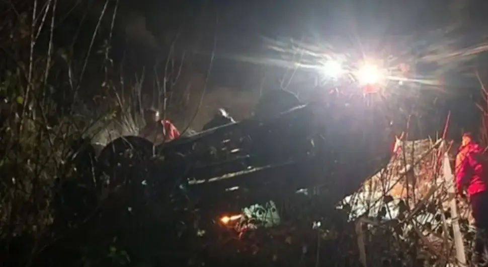 Тешка несрећа код Жепча: Ауто слетио с недовршеног надвожњака