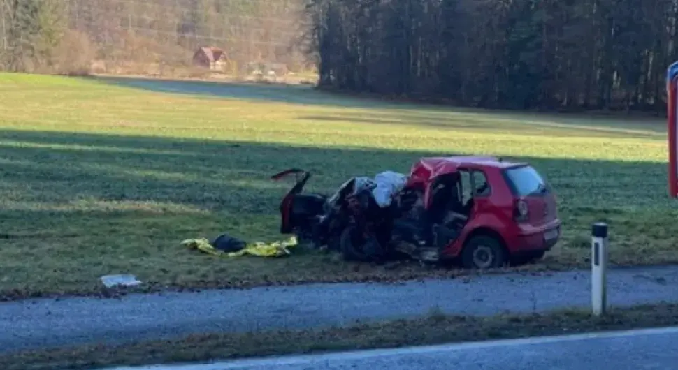 Изгубљен још један живот на путевима: Младић (25) погинуо у језивом судару