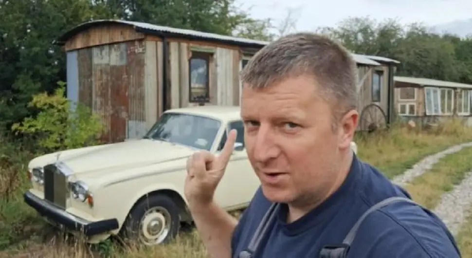 Купио "ролс-ројса" за мале паре, а онда је настао пакао: Када је отворио хаубу, имао је шта да види