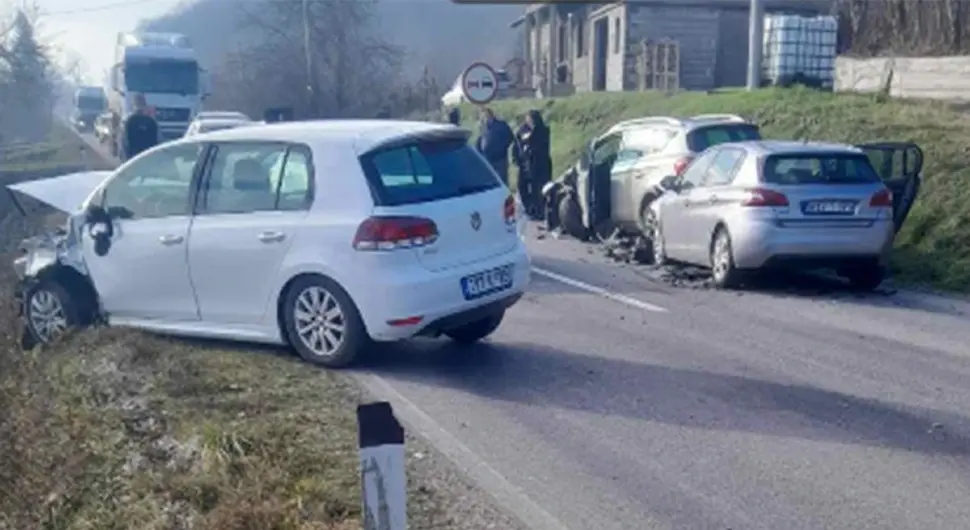 Удес код Добоја, повријеђене три особе