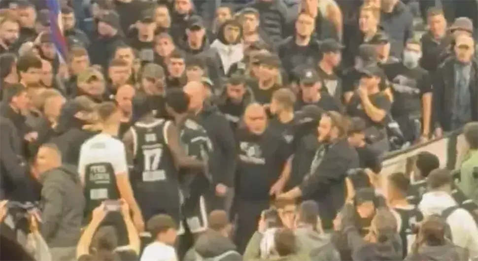 Хаос након меча Партизана: Тајрик Џонс у сукобу са навијачима, звао их на "тучу послије Арене"