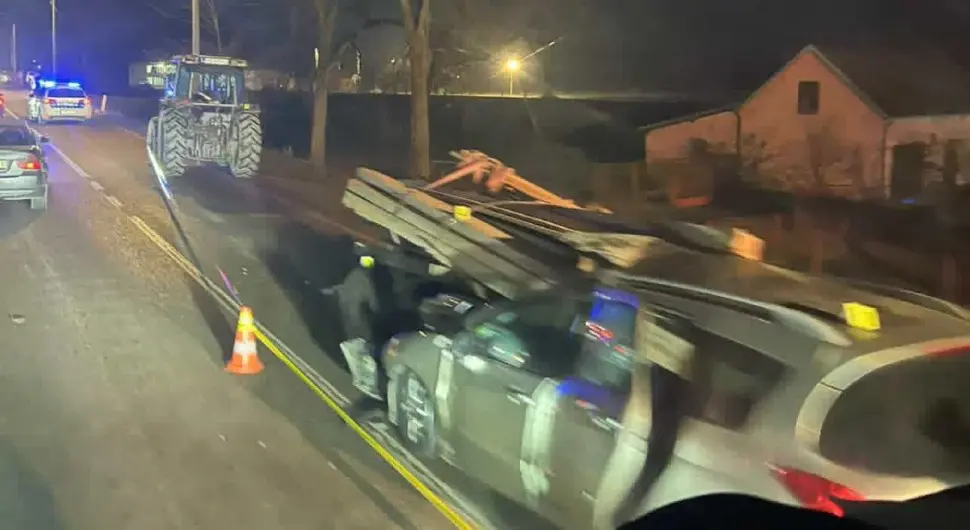 Тежак удес код Нове Тополе: Аутомобил ударио у платон трактора