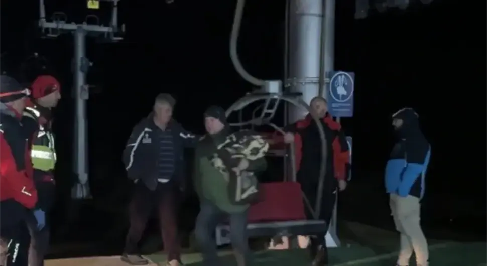 Спашени туристи заглављени на ски лифту