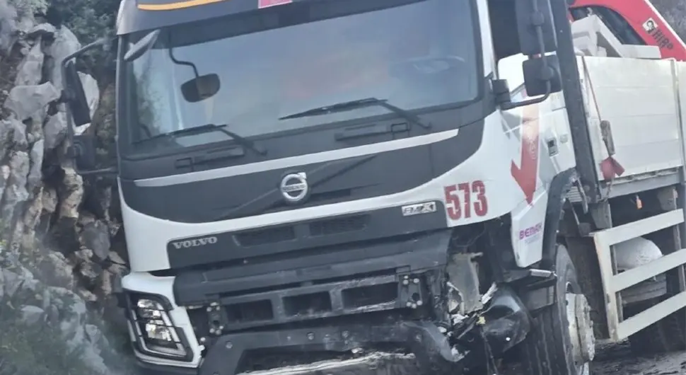 Тежак судар камиона и возила