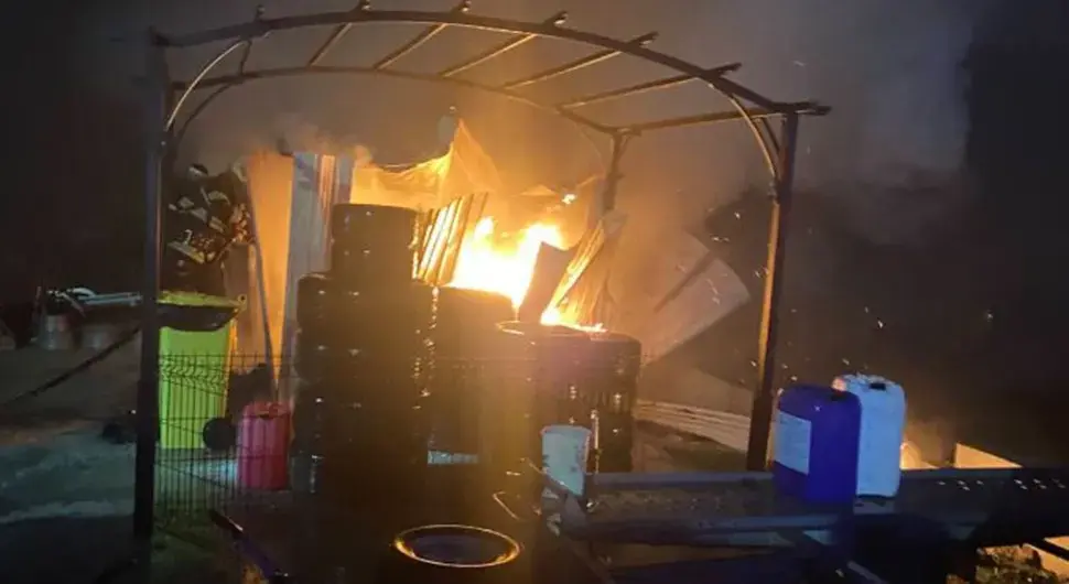 Запалила се гаража у Бањалуци: Ватрогасци успјешно угасили пожар