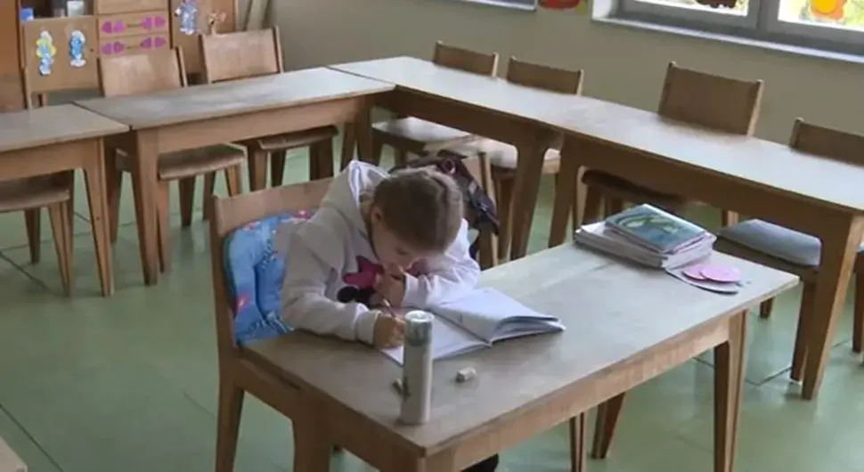 Валентина (7) и њена учитељица чувају посљедње свјетло знања у опустјелом Горњем Липљу