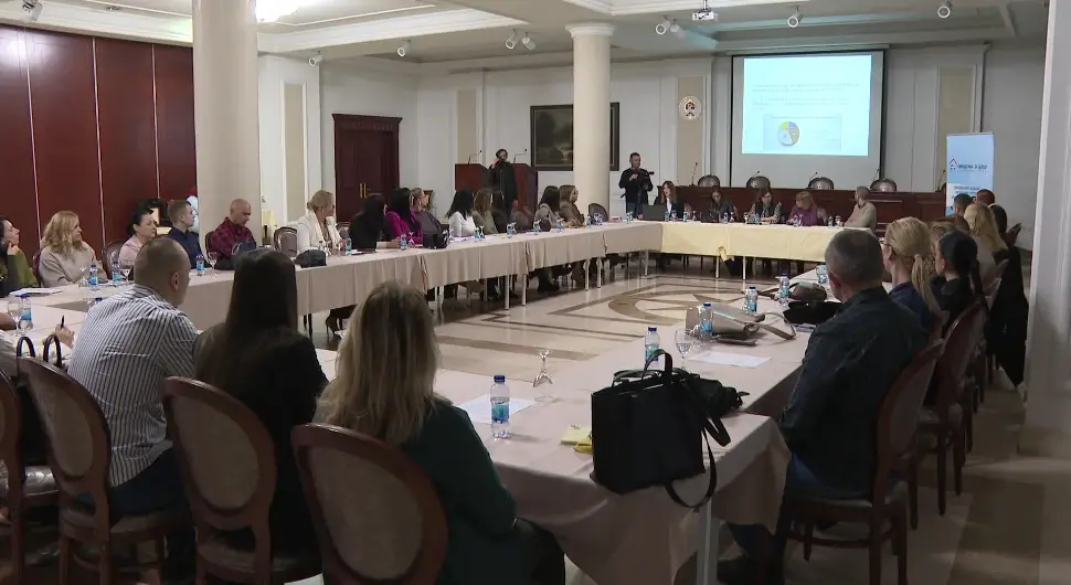 Одржан округли сто сигурности дјеце у дигиталном окружењу - "Сигуран клик"