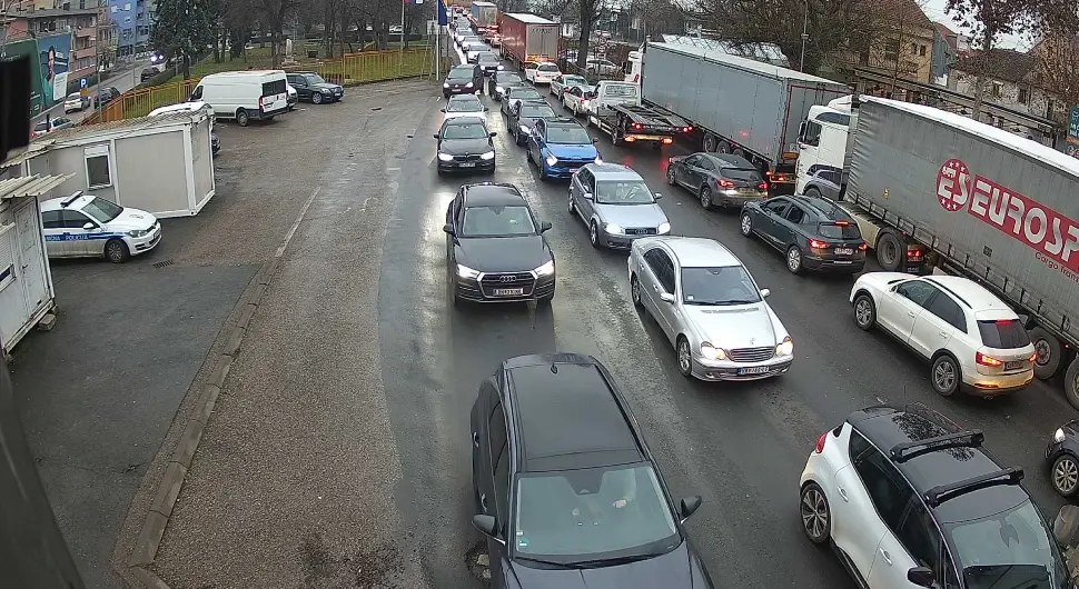 Велике гужве на граничним прелазима