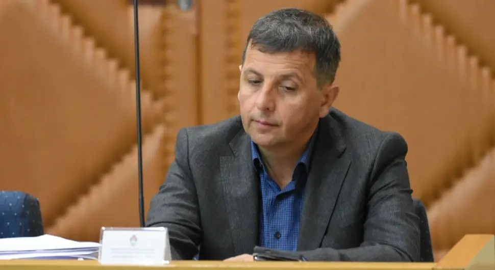 Посланик Народне скупштине Небојша Вукановић сједи у скупштинској сали