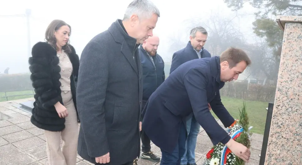 Селак положио вијенац на споменик страдалим Србима у Дракулићу