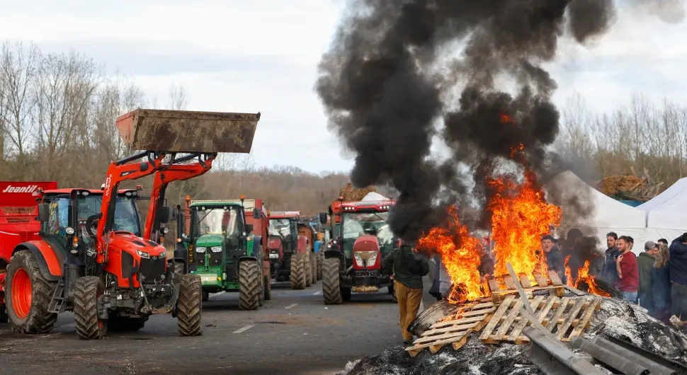 Пољопривредници у Француској од јутрос блокирали најмање пет ауто-путева