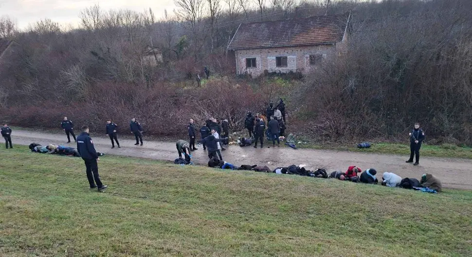 Откривена 43 мигранта код Градишке