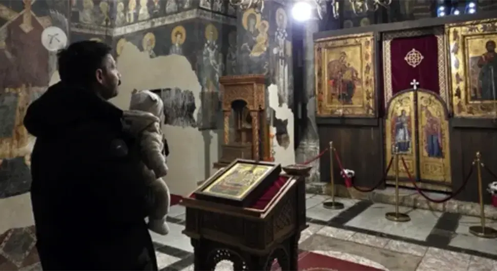 Милан Васић са сином у манастиру Грачаница