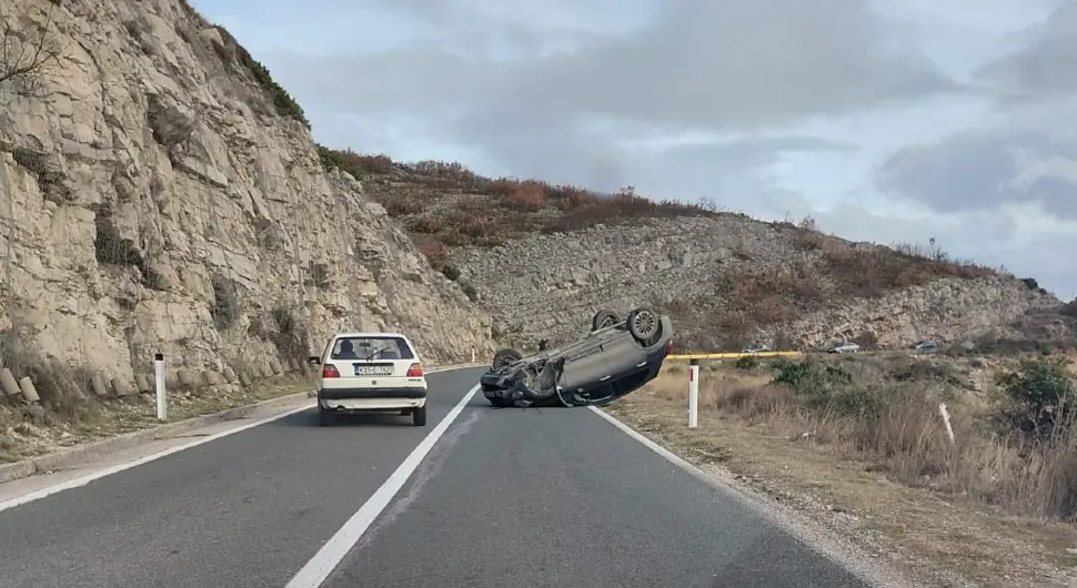 Преврнуо се аутомобил у Требињу