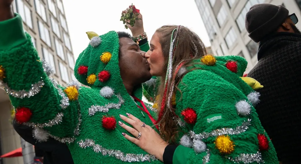 Више од 1.400 парова оборило Гинисов рекорд у љубљењу под имелом