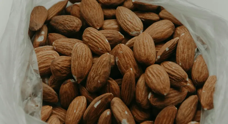 Бадеми у кеси.