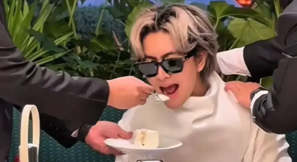 Син најбогатијег човјека у Кини згрозио интернет: Тјелохранитељ га храни у кафићу