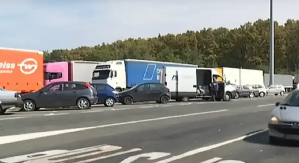 Колапс на границама: Камиони на Батровцима чекају 14 сати