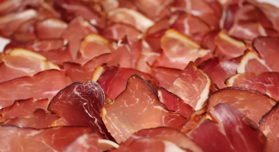 Кључ је у правилном сољењу: Како припремити свињско месо за сушење?