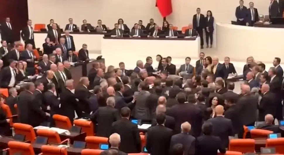 Тучпа посланика у турском парламенту