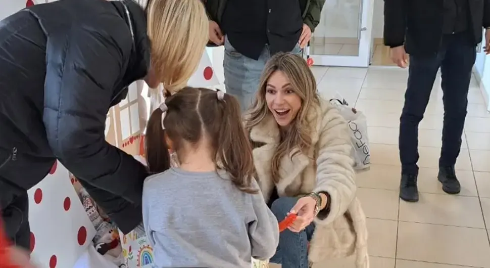 АТВ уручио пакетиће дјеци из Удружења ''Искра''