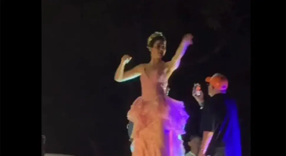 Славље се "отело" контроли: Мис универзума одбила да сиђе са бине