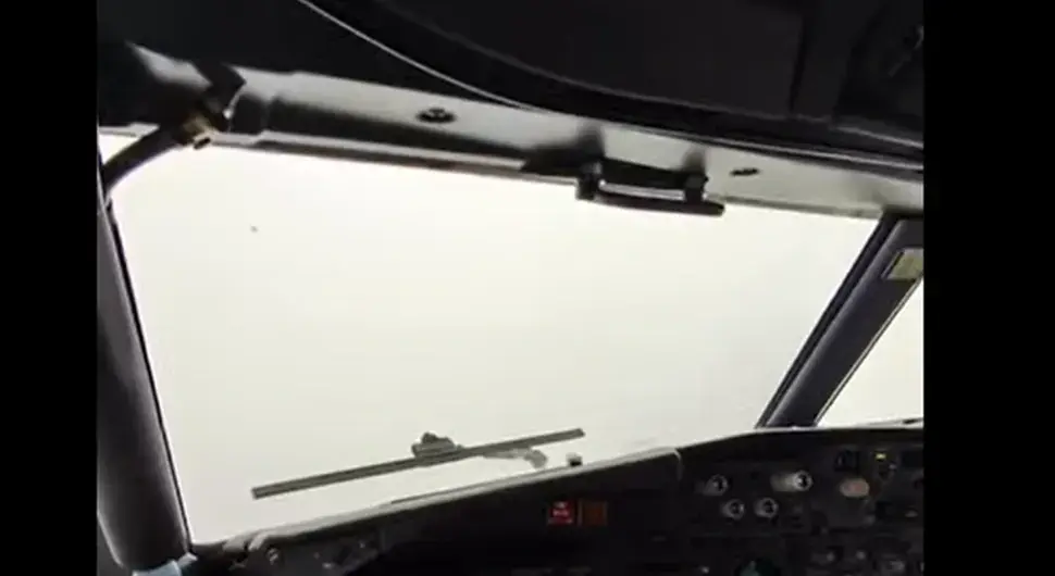 Слијетање авиона у магловито Сарајево