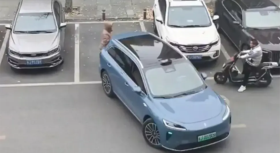 Жена чувала паркинг мужу, али је паметни аутомобил "надмудрио"