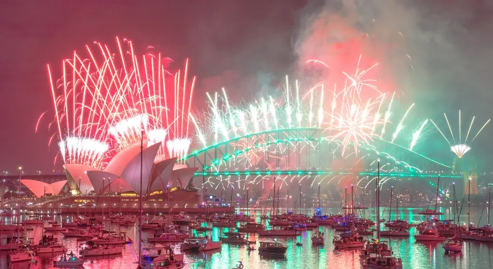 Лука еруптира у бојама док Сиднеј улази у Нову годину уз спектакуларни ватромет.
