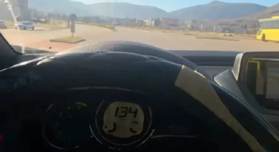 Бахата вожња у БиХ: Д‌јевојка се снимала како јури аутомобилом преко 130 km/h гд‌је је ограничење 60