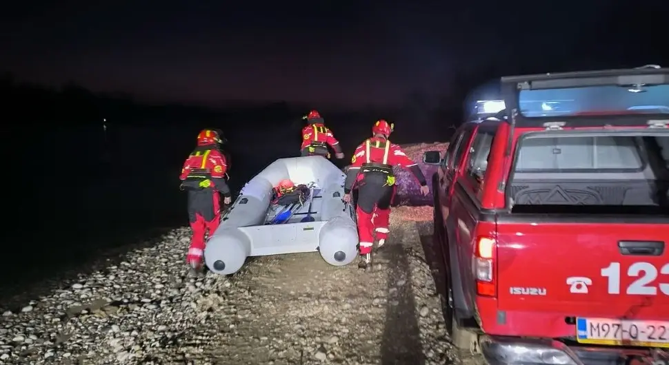 Лакташи: Ватрогасци пребацили особу са острва на обалу Врбаса