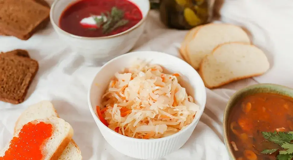 Кисели купус послужен на столу, зимница