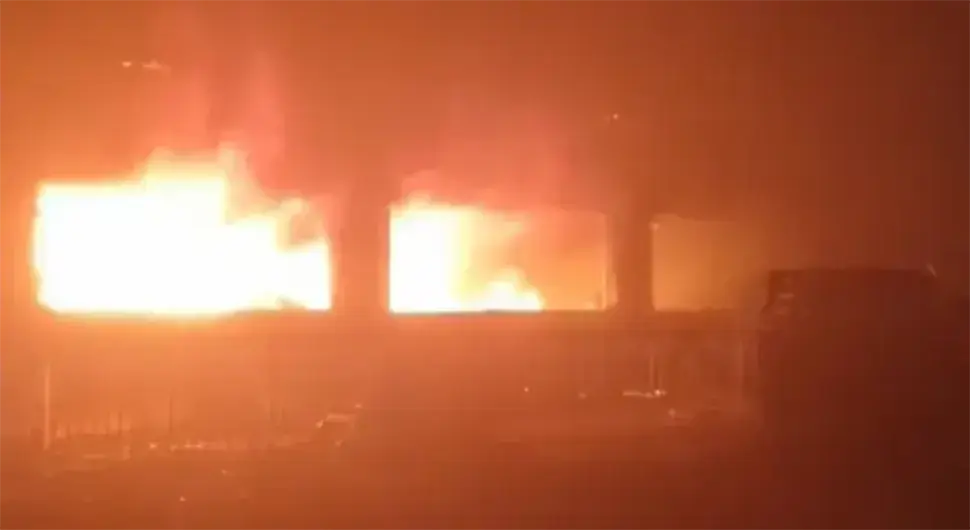 Пожар у фабрици: Објекат у потпуности изгорио након три експлозије