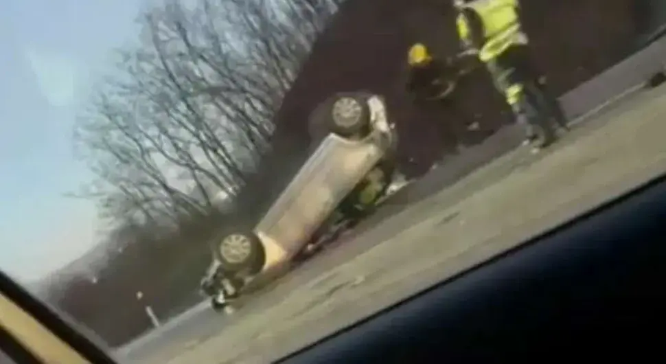 Језив удес више возила: Два аута у јарку, треће на крову