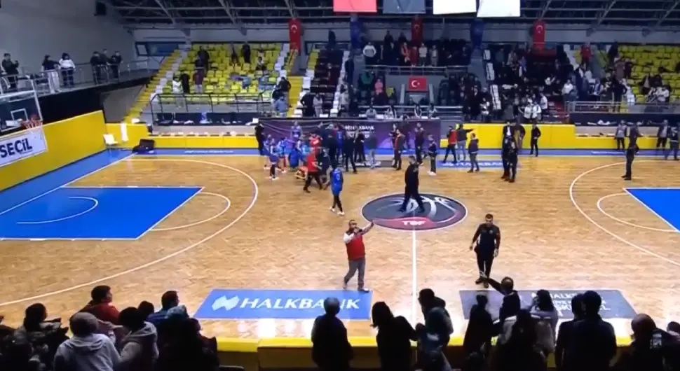 Овакав скандал кошарка не памти! Радиле песнице на терену, једна особа задобила повреду главе